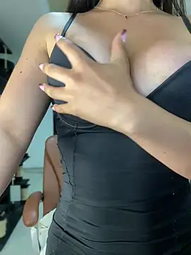 Snapshot of MiaJones21 chatting on 02/25/25, 12:14 MiaJones21 online show from 02/25/25, 12:14