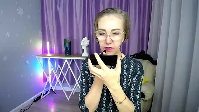 queen a n i online show from 10/06/25, 09:18