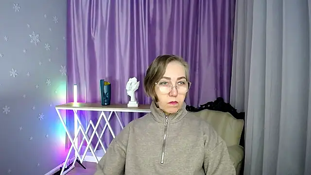 queen a n i online show from 10/21/25, 10:05