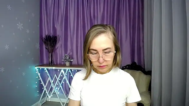 queen a n i online show from 04/18/26, 09:02