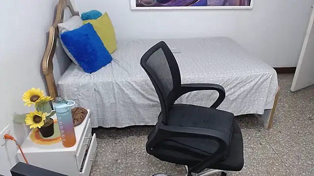 emiliaa hot online show from 12/19/24, 12:24