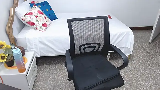 emiliaa hot online show from 12/22/24, 08:25