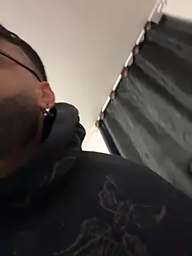 Snapshot of johnnyalx chatting on 11/30/25, 05:22 johnnyalx online show from 11/30/25, 05:22