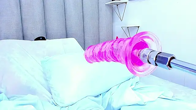 keyllaa  online show from 03/19/25, 11:47