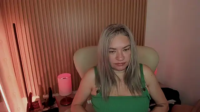 Snapshot of MarianL0ve chatting on 03/19/25, 10:44 MarianL0ve online show from 03/19/25, 10:44