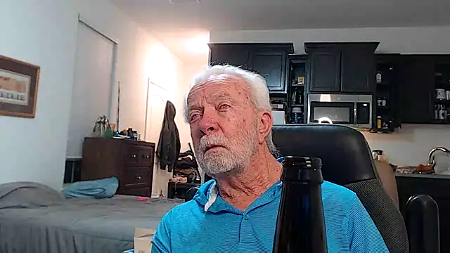 Snapshot of rockpoint69 chatting on 10/24/25, 01:03 rockpoint69 online show from 10/24/25, 01:03