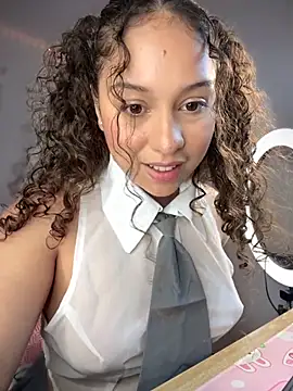 Snapshot of Shara_dreams chatting on 10/17/25, 12:36 Shara dreams online show from 10/17/25, 12:36