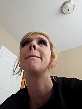 AmethystFoxx online show from 04/18/26, 05:17