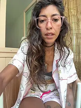 amanilouve online show from 04/18/26, 08:51