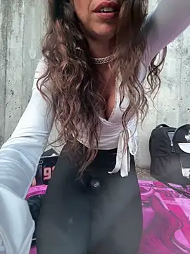 amanilouve online show from 04/21/26, 06:12