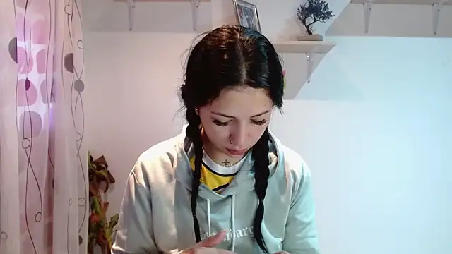 Snapshot of MadisonCambel chatting on 12/12/24, 02:00 MadisonCambel online show from 12/12/24, 02:00