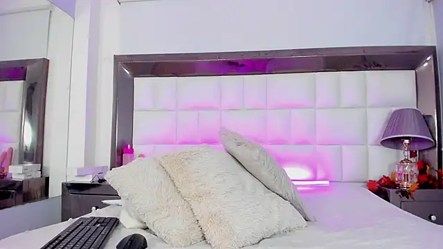 MiaConte online show from 12/06/24, 01:29