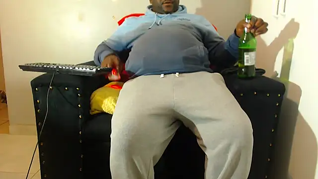 Snapshot of zuluboyxx chatting on 07/19/26, 06:55 zuluboyxx online show from 07/19/26, 06:55