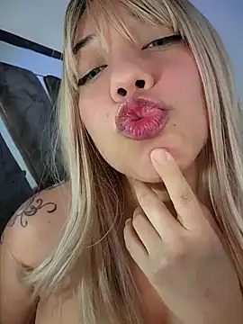 Snapshot of miafresa_hot chatting on 03/08/25, 12:00 miafresa hot online show from 03/08/25, 12:00