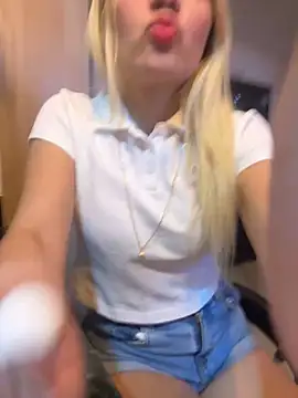 Snapshot of Sarita-candy chatting on 01/25/25, 12:48 Sarita-candy online show from 01/25/25, 12:48