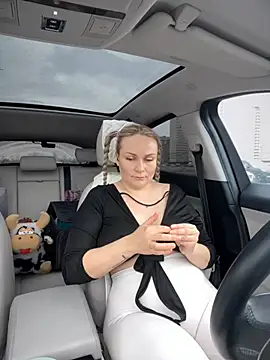 Snapshot of Bondgirl_013 chatting on 12/13/24, 07:47 Bondgirl 013 online show from 12/13/24, 07:47