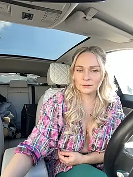 Snapshot of Bondgirl_013 chatting on 12/14/24, 08:34 Bondgirl 013 online show from 12/14/24, 08:34