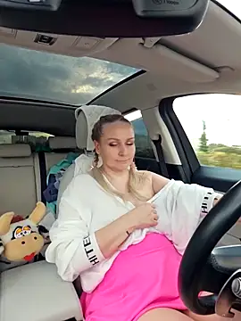 Snapshot of Bondgirl_013 chatting on 09/28/25, 02:44 Bondgirl 013 online show from 09/28/25, 02:44