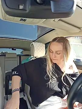 Snapshot of Bondgirl_013 chatting on 10/04/25, 09:07 Bondgirl 013 online show from 10/04/25, 09:07