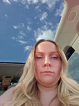 Snapshot of Bondgirl_013 chatting on 10/30/25, 10:38 Bondgirl 013 online show from 10/30/25, 10:38