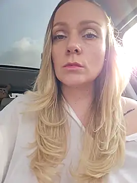 Snapshot of Bondgirl_013 chatting on 11/15/25, 10:34 Bondgirl 013 online show from 11/15/25, 10:34