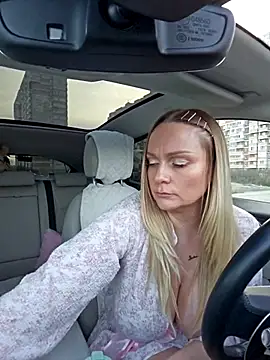 Snapshot of Bondgirl_013 chatting on 11/20/25, 11:43 Bondgirl 013 online show from 11/20/25, 11:43