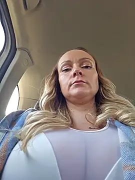 Snapshot of Bondgirl_013 chatting on 11/23/25, 10:04 Bondgirl 013 online show from 11/23/25, 10:04