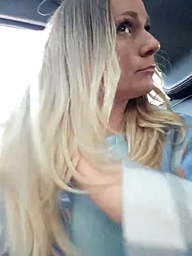 Snapshot of Bondgirl_013 chatting on 11/27/25, 01:35 Bondgirl 013 online show from 11/27/25, 01:35