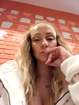 Snapshot of Bondgirl_013 chatting on 12/19/25, 02:57 Bondgirl 013 online show from 12/19/25, 02:57