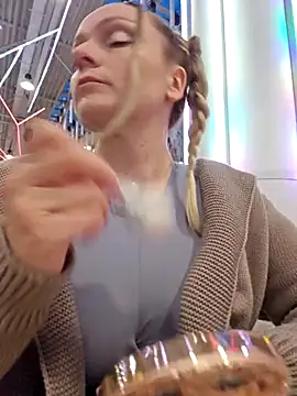 Snapshot of Bondgirl_013 chatting on 12/21/25, 01:51 Bondgirl 013 online show from 12/21/25, 01:51