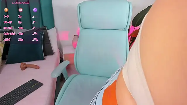 amy-thomson1 online show from 11/03/25, 12:17