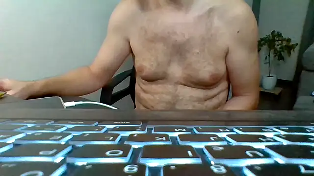 Snapshot of Horney_boy86 chatting on 09/17/25, 10:44 Horney boy86 online show from 09/17/25, 10:44