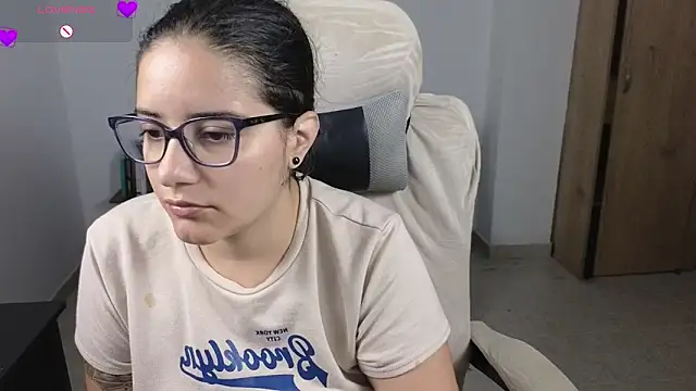 Snapshot of blue__moon_ chatting on 06/19/26, 09:57 blue moon online show from 06/19/26, 09:57
