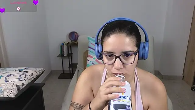 Snapshot of blue__moon_ chatting on 06/25/26, 01:04 blue moon online show from 06/25/26, 01:04