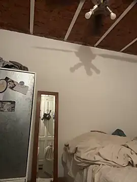 Snapshot of indierotic chatting on 01/09/25, 04:19 indierotic online show from 01/09/25, 04:19