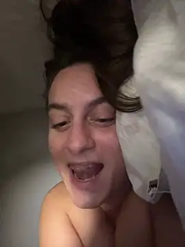 Snapshot of indierotic chatting on 03/02/25, 05:23 indierotic online show from 03/02/25, 05:23