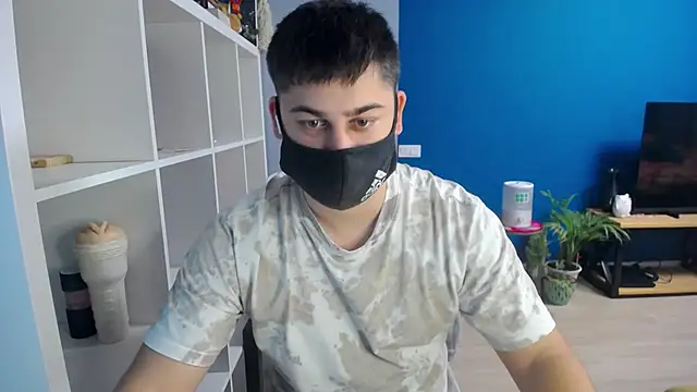 Snapshot of Tomguys chatting on 02/13/25, 02:42 Tomguys online show from 02/13/25, 02:42