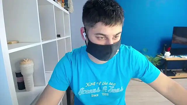 Snapshot of Tomguys chatting on 02/15/25, 05:28 Tomguys online show from 02/15/25, 05:28