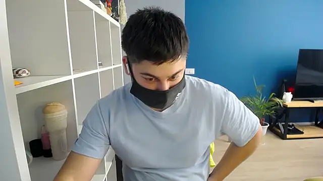 Snapshot of Tomguys chatting on 02/28/25, 12:20 Tomguys online show from 02/28/25, 12:20