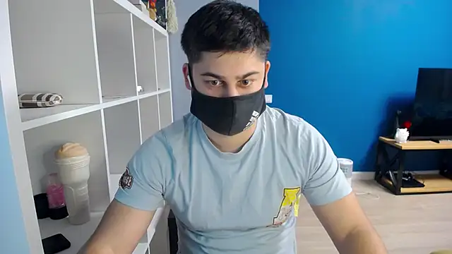 Snapshot of Tomguys chatting on 03/01/25, 02:55 Tomguys online show from 03/01/25, 02:55