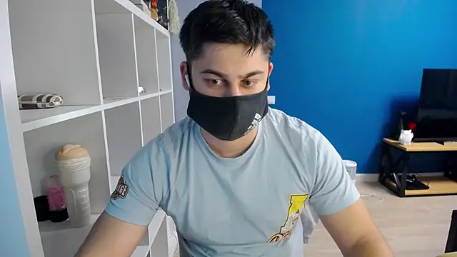 Snapshot of Tomguys chatting on 03/01/25, 07:15 Tomguys online show from 03/01/25, 07:15