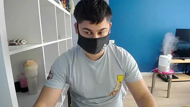 Snapshot of Tomguys chatting on 03/02/25, 08:27 Tomguys online show from 03/02/25, 08:27