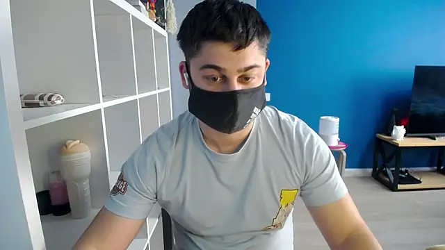 Snapshot of Tomguys chatting on 03/03/25, 01:09 Tomguys online show from 03/03/25, 01:09