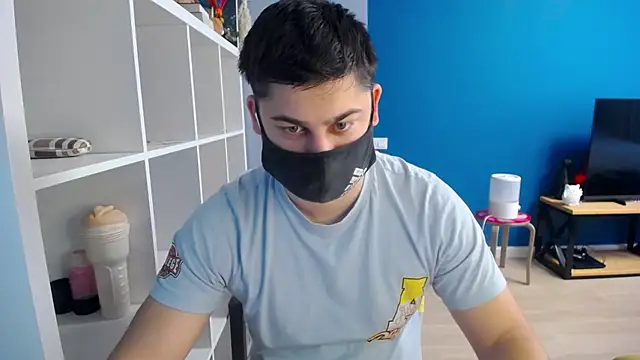 Snapshot of Tomguys chatting on 03/04/25, 09:40 Tomguys online show from 03/04/25, 09:40