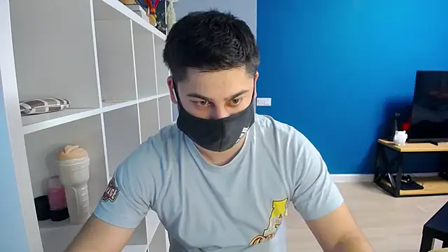 Snapshot of Tomguys chatting on 03/04/25, 07:32 Tomguys online show from 03/04/25, 07:32