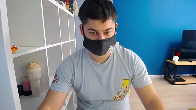 Snapshot of Tomguys chatting on 03/05/25, 08:10 Tomguys online show from 03/05/25, 08:10