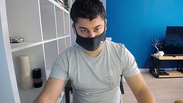 Snapshot of Tomguys chatting on 03/13/25, 08:04 Tomguys online show from 03/13/25, 08:04