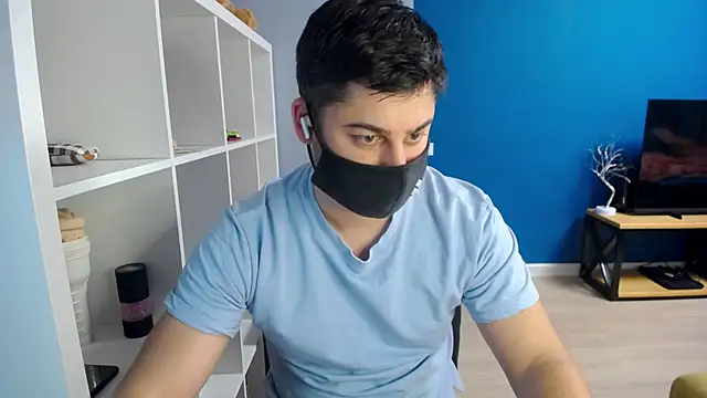 Snapshot of Tomguys chatting on 03/17/25, 07:58 Tomguys online show from 03/17/25, 07:58