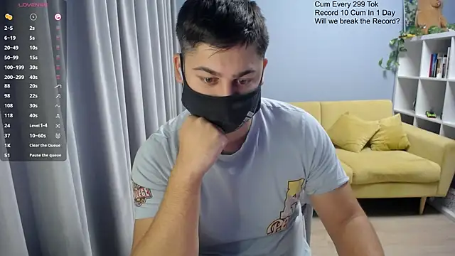 Snapshot of Tomguys chatting on 11/21/25, 06:01 Tomguys online show from 11/21/25, 06:01