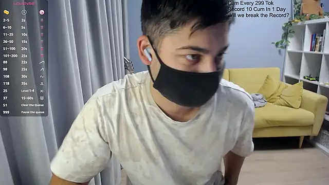 Snapshot of Tomguys chatting on 12/04/25, 06:55 Tomguys online show from 12/04/25, 06:55